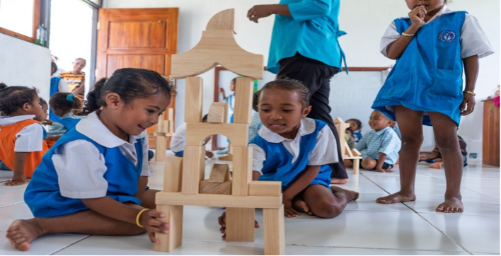 Anak belajar melalui permainan edukatif